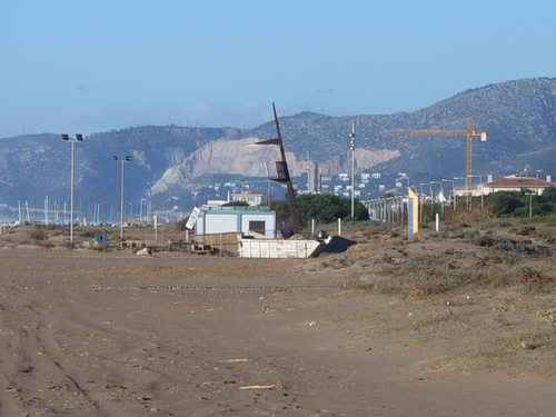 Imatge de l'abandonament del club nàutic de Gavà Mar que estava situat a prop de la riera dels Canyars (Fotografia: FLICKR)